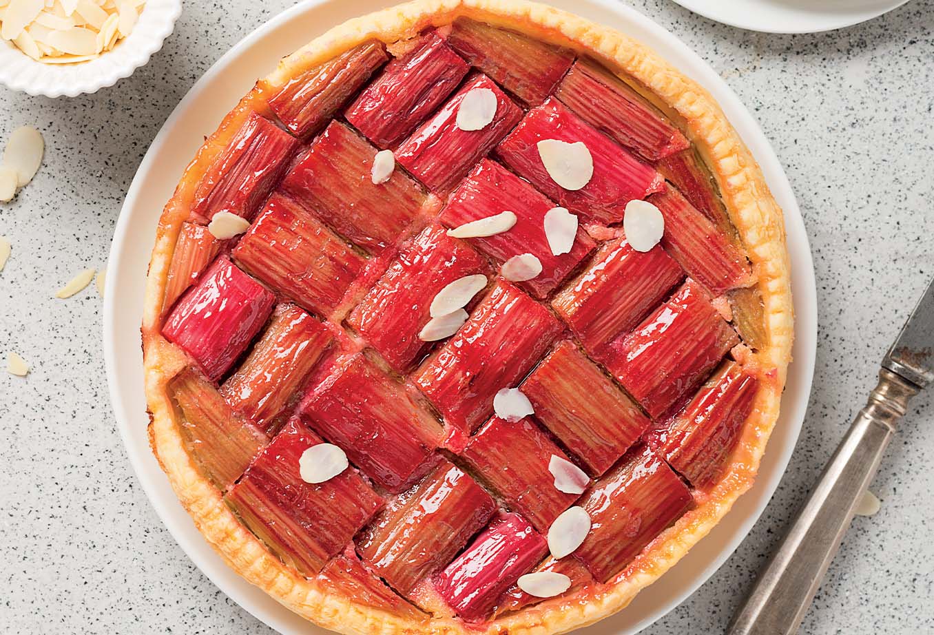 Une tarte de saison à la belle couleur et au bon goût de rhubarbe 🥧