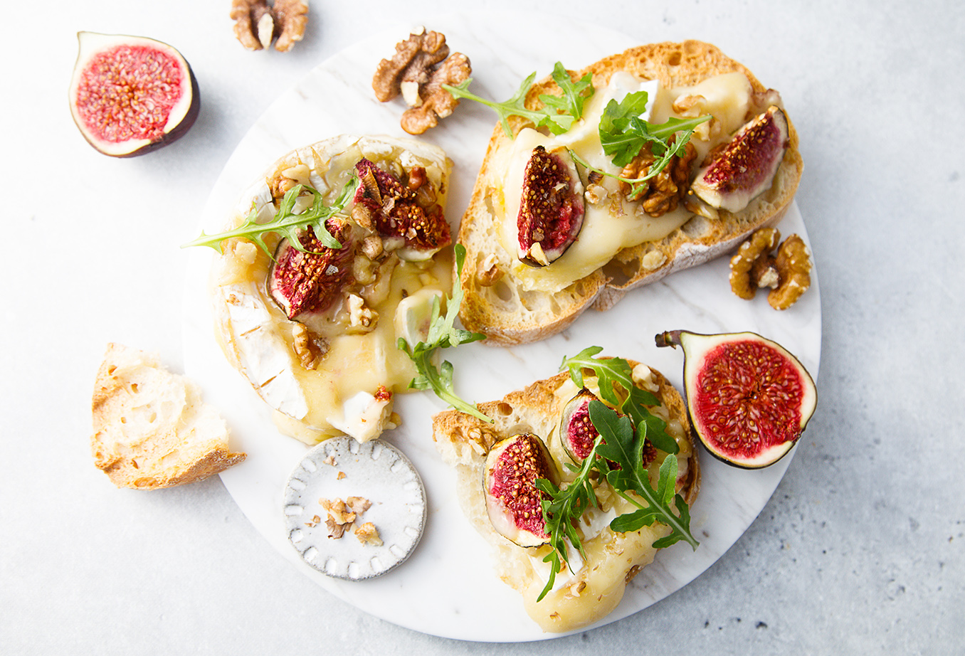 Tartines de Camembert rôti aux figues et noix