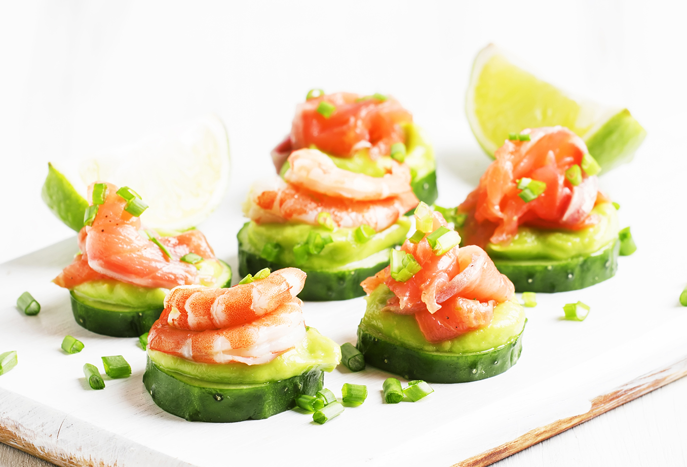 Bouchées de concombre à l'avocat, crevettes et saumon