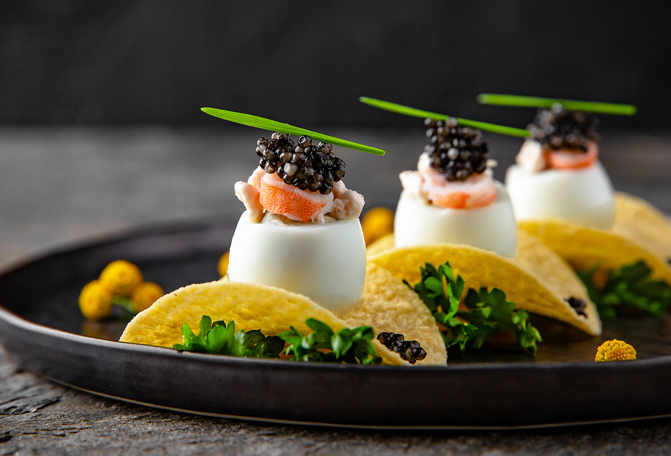 Bouchées à la crevette, œufs de caille et caviar