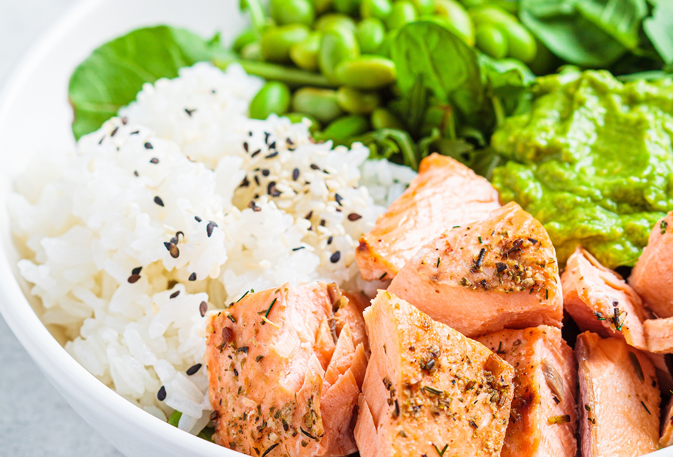 Poke bowl au saumon, riz, guacamole et fèves de soja