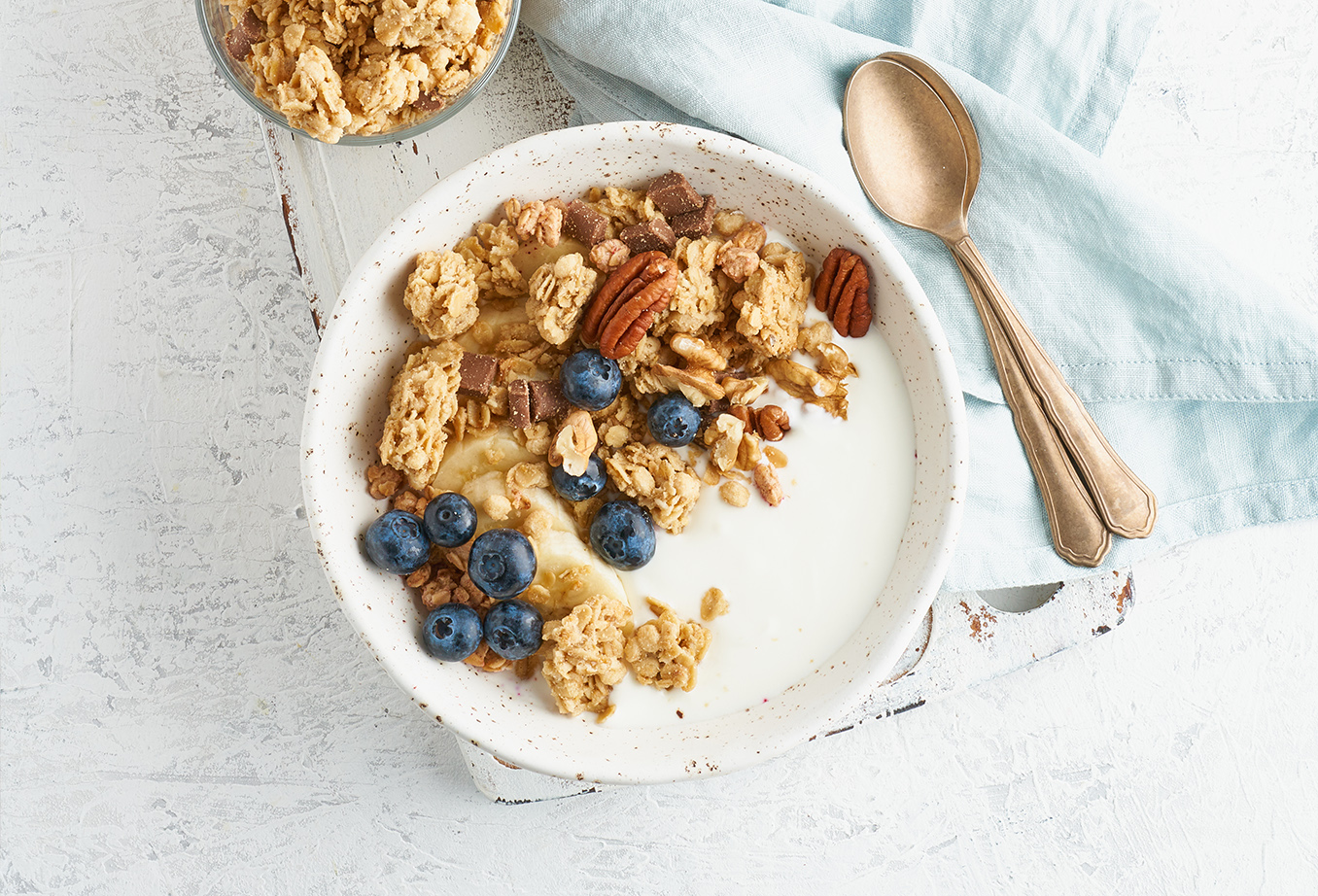 Le bowl healthy au fromage blanc,granola, chocolat et fruits