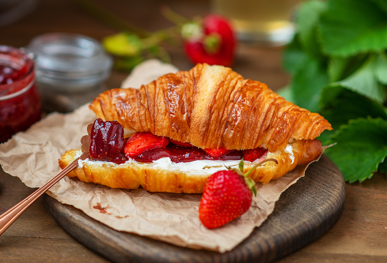 Les croissants au fromage blanc et confiture de fruits rouges