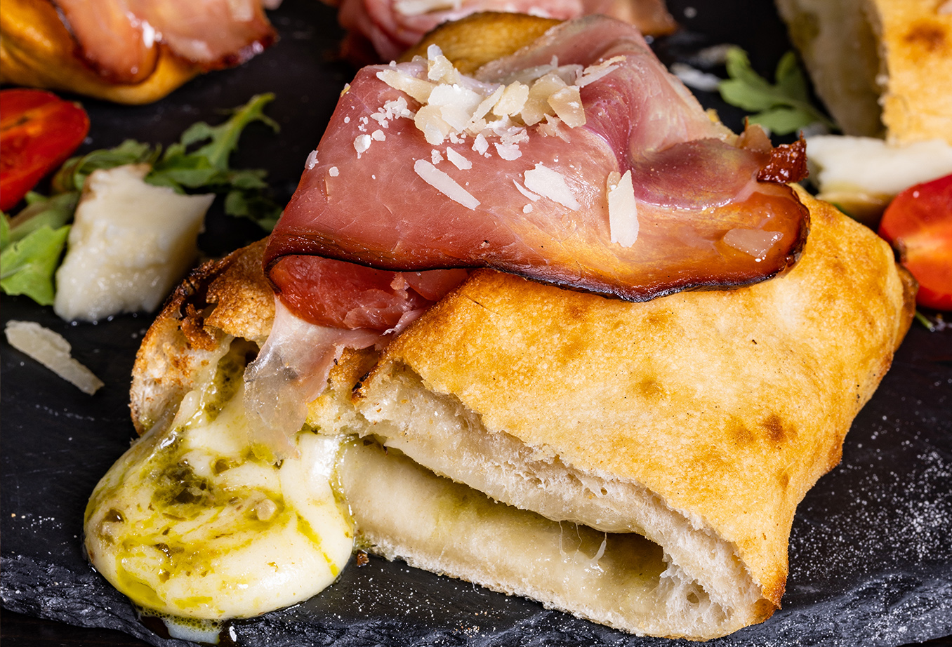 Les pains fourrés au pesto, Mozzarella et jambon cru de la ferme