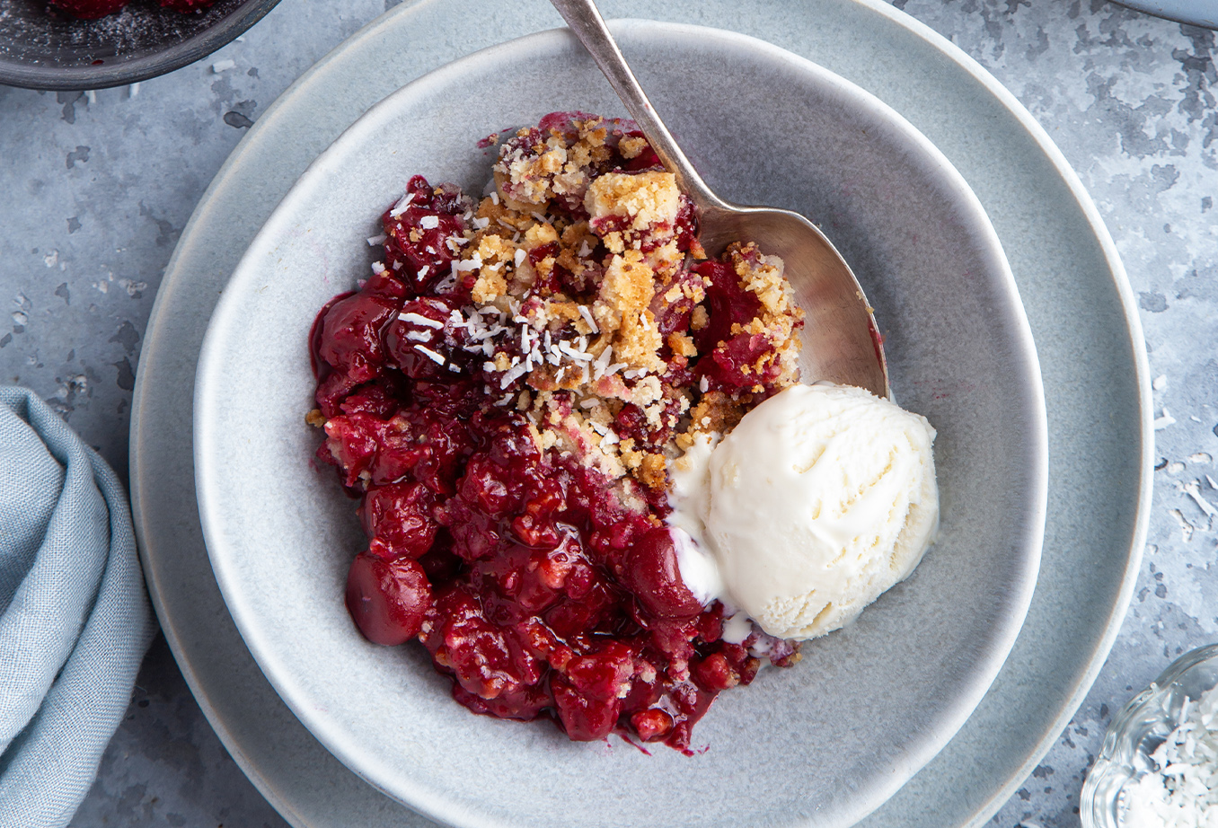 Le crumble aux fruits rouges et sa crème glacée