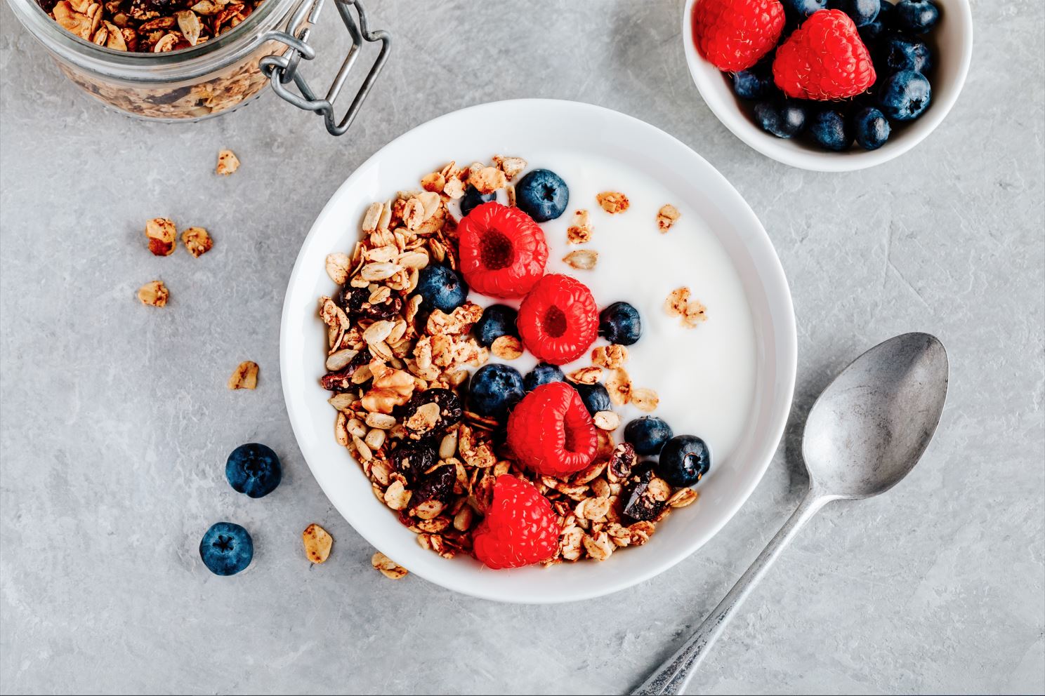 Bowl au fromage blanc, granola et fruits rouges