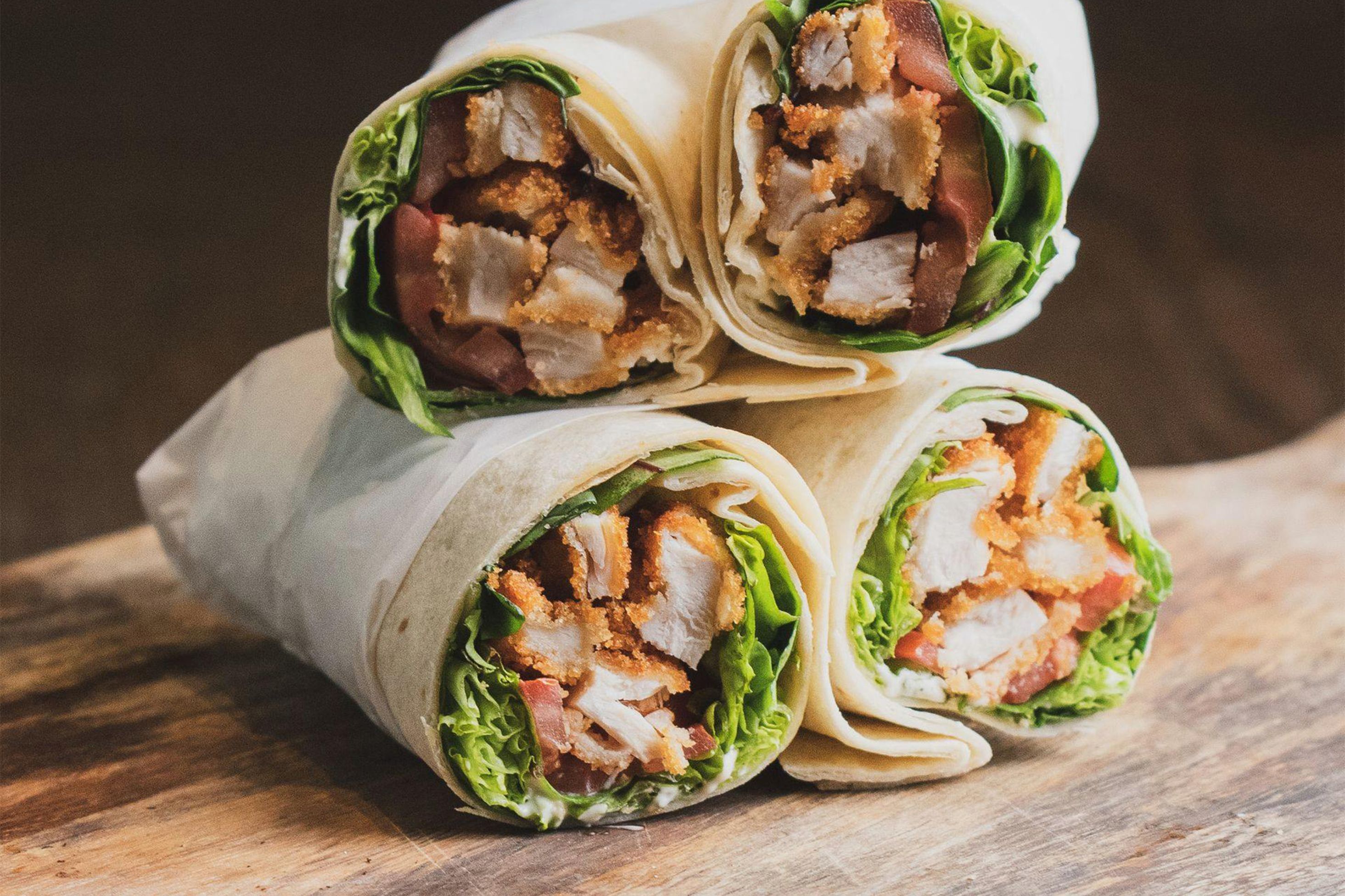 Les wraps de poulet, salade et tomates